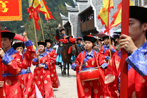 图为《狮山梦》传胪大典和"夏状元"荣归故里情形.