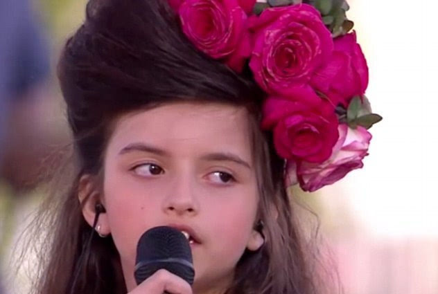 挪威8岁萝莉深情演唱爵士名曲 蹿红网络