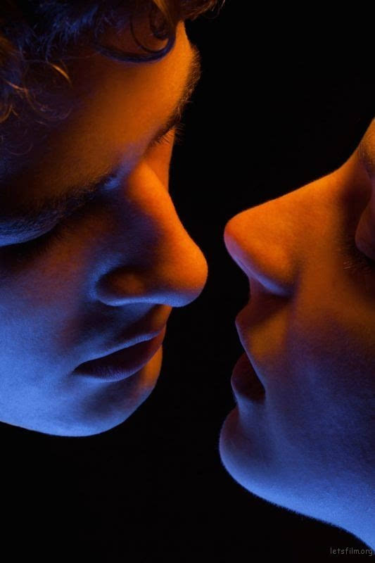 摄影师maggie west 拍摄了不同的情侣在霓虹灯下 接吻 的画面,暧昧