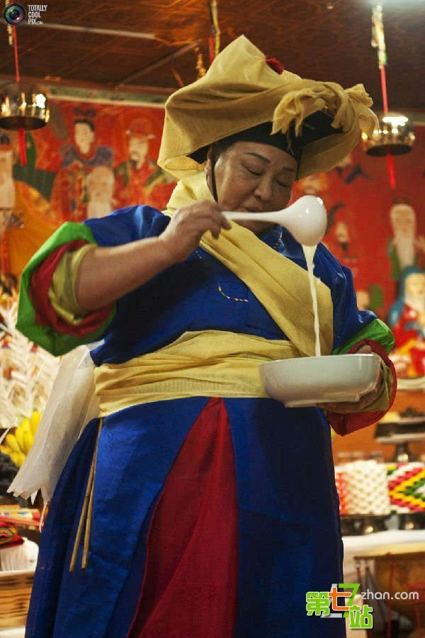 韩国仁川神社萨满教祭祀祈祷仪式