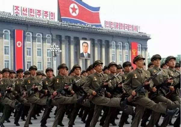 比如社会主义阵营的老朋友朝鲜也走得一手好正步.