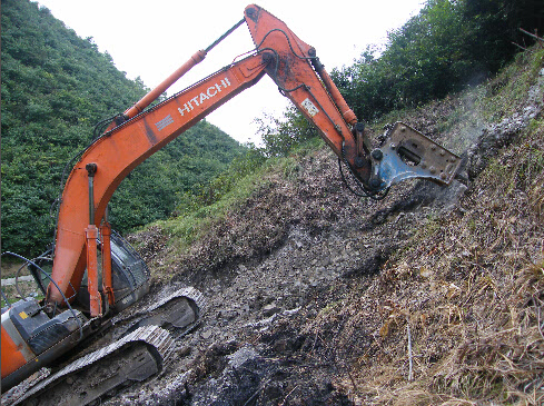 图为黄平县利用挖掘机在开山修建森林消防通道