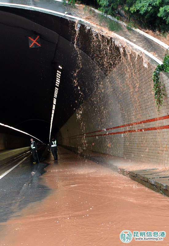 超量雨水致泥沙下泄碧鸡关隧道口两车道被埋