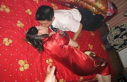 第三招:圆桌武士 让新郎新娘拿凳子坐到桌面上,共饮同心破.