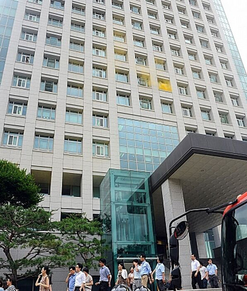 韩国外交部一女职员欲跳楼自杀 近40人参与解救