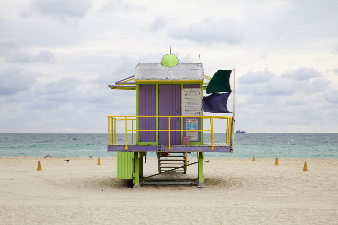 70年代迈阿密的房子 如糖果般散落沙滩