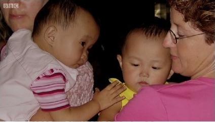 中国<em>双胞胎姐妹</em>被<em>挪威美国</em>两家庭收养 6年后重