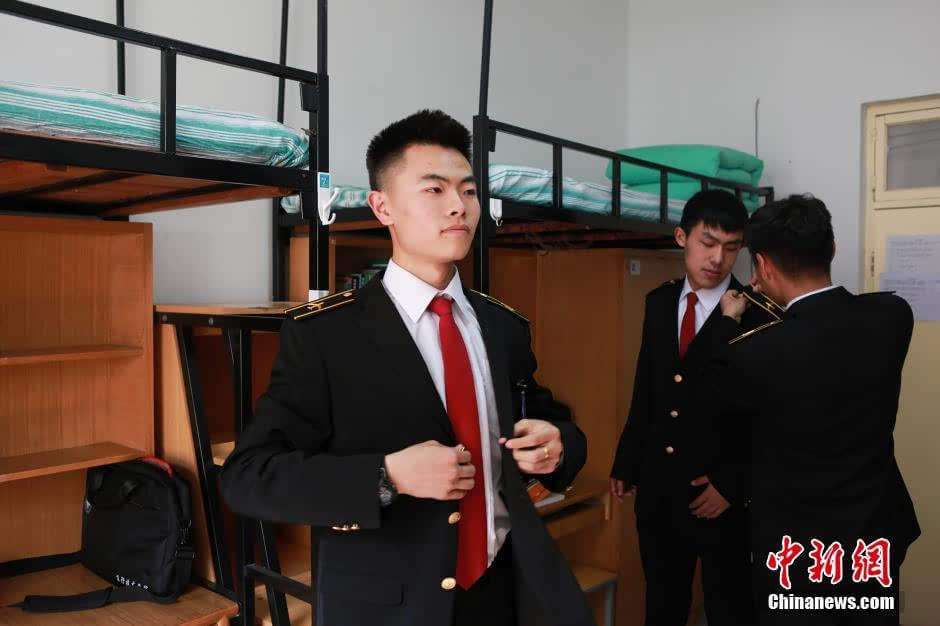 中国民航大学学生进行春季制服换装