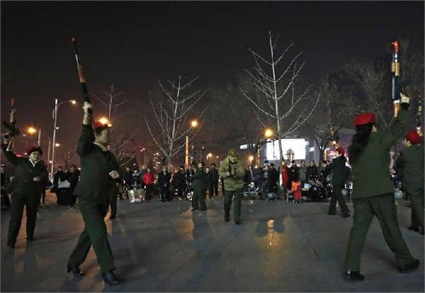 北京广场舞大妈化身娘子军 扛枪打鬼子引热