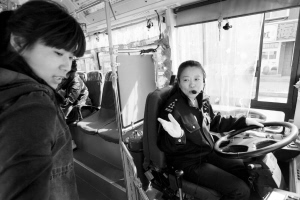 K2路42岁女公交司机每天用英语报站 车厢内挂