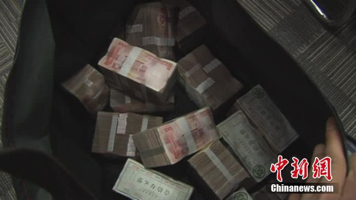 郑州土豪老板发千万现金奖励员工 最多领了30