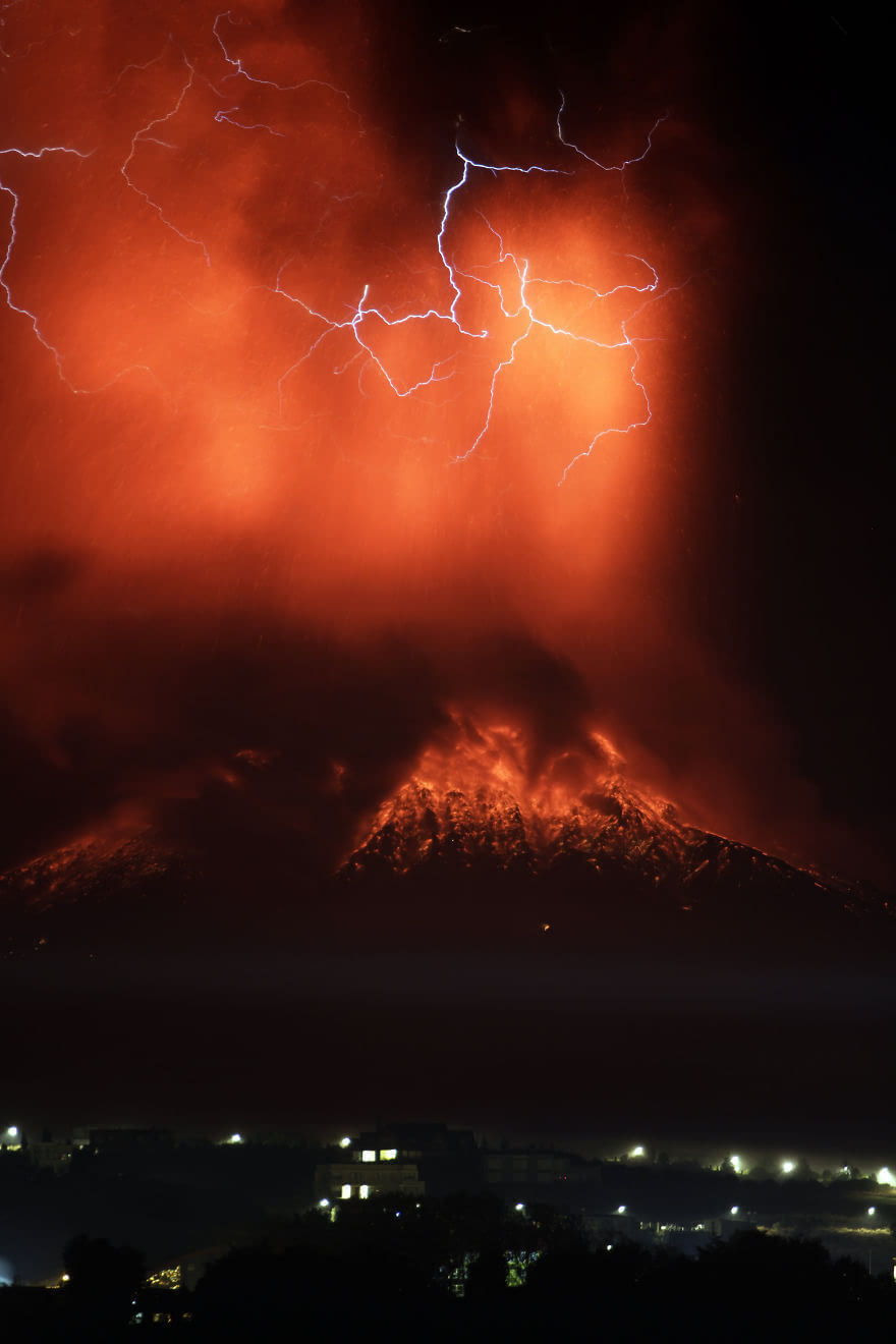 火山爆发时的震撼瞬间