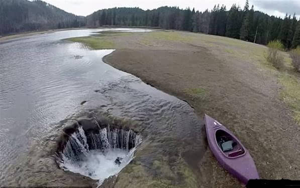 灵异之湖:美国惊现神秘水洞 湖水被莫名吸干