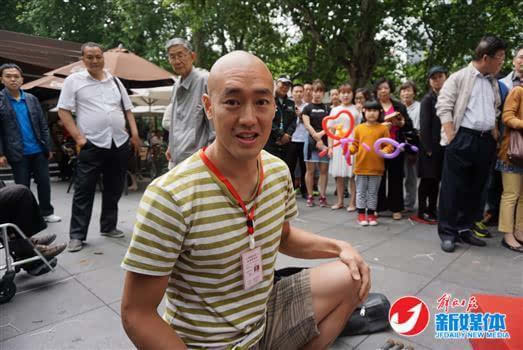 胡启志马路表演水晶球 上海持证街头艺人将翻