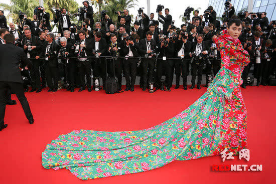 第68届戛纳电影节开幕红毯 张馨予东北棉袄装