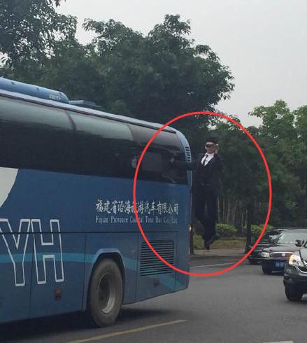男子单手悬浮车窗外 网友:表演太危险