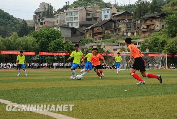 5月13日上午,榕江县第一中学男子足球队与雷山县民族中学男子足球队在