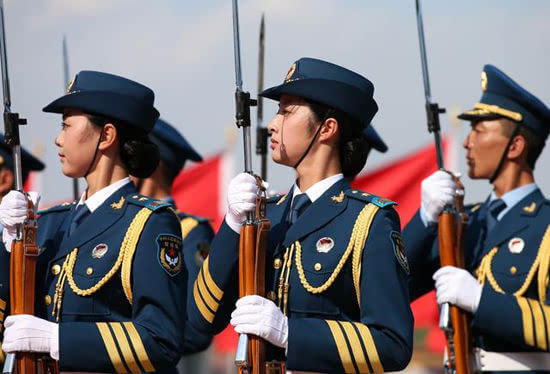 离国家大事最近的女兵们 中国三军仪仗队首批