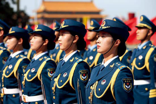 离国家大事最近的女兵们 中国三军仪仗队首批