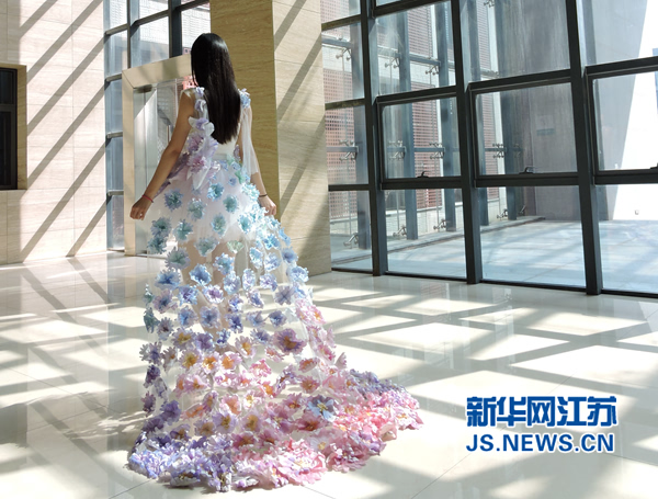废弃物大改造:南京大学生办 环游地球 时装秀