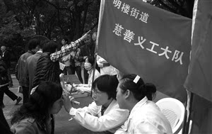 明楼街道慈善义工队为居民开展医疗服务 通讯员供图
