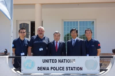 驻塞浦路斯大使刘昕生慰问中国驻塞维和警察