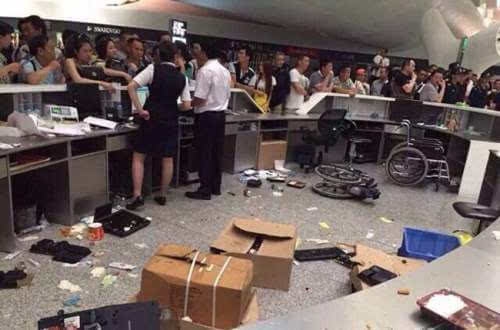 深圳机场大面积航班延误 个别乘客打砸机场柜