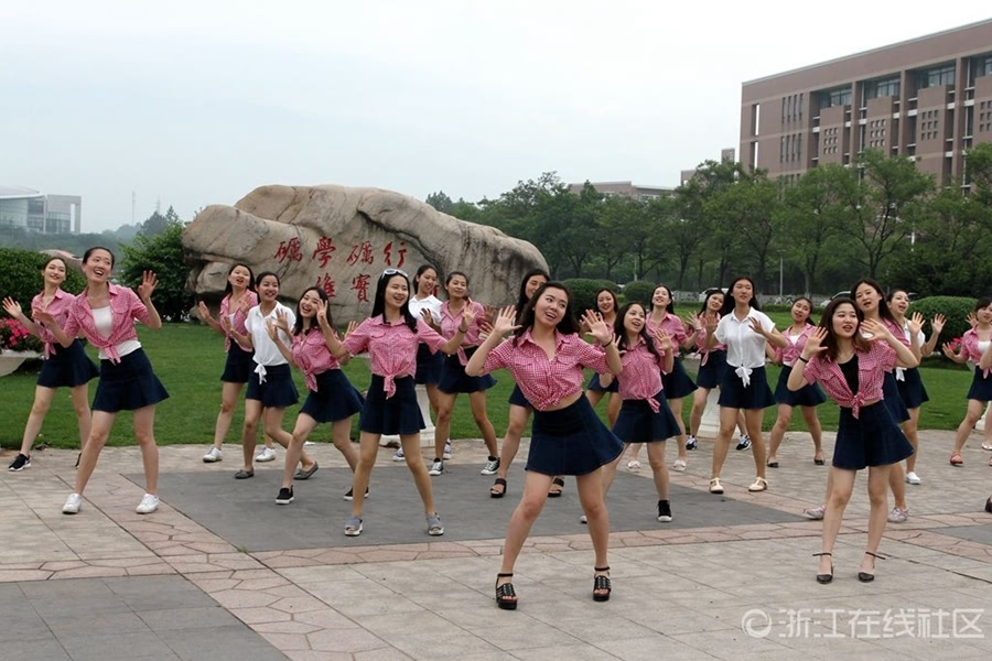 浙师大音乐学院的毕业生们,在校园里跳着"小苹果"舞蹈拍毕业照.