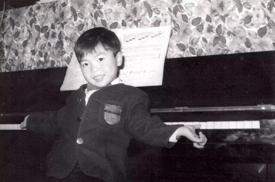 童年甄子丹不但拿着各种刀剑玩耍,表情搞怪,还弹起钢琴,与拉小提琴的