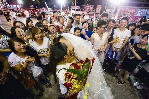 黄石男子街头穿婚纱向女友求婚路人送祝福图