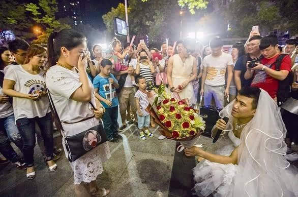 黄石男子街头穿婚纱向女友求婚路人送祝福图