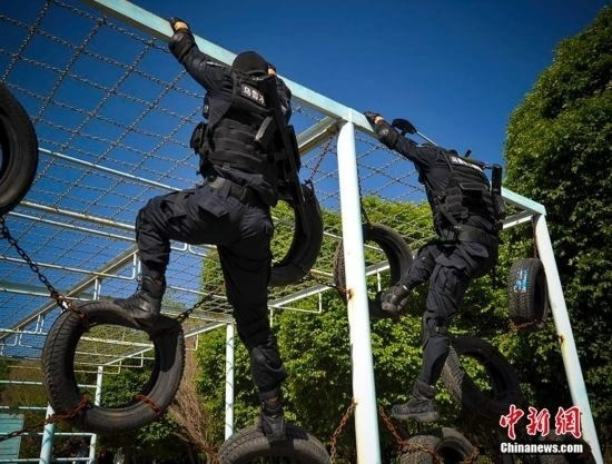 5月21日,新疆乌鲁木齐市公安局特警飞虎突击队在驻地进行110米障碍