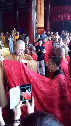 六祖寺的方丈大愿法师为居士披袈裟这两天,一则有关广东四会六祖寺的