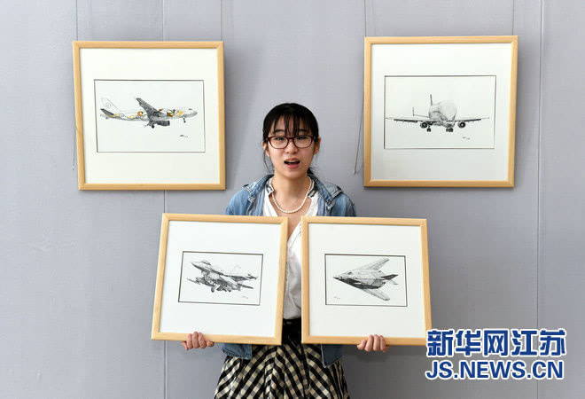南京:女大学生黄文婷校园举办手绘飞机画展