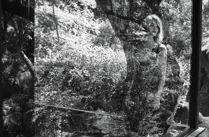 石头姐艾玛性感姿态登封面 薄纱轻舞身姿曼妙