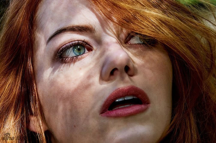 石头姐艾玛性感姿态登封面 薄纱轻舞身姿曼妙