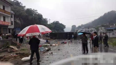 记者从湖南新宁县获悉,23日中午新宁县回龙镇国道线上发生的旅游大巴