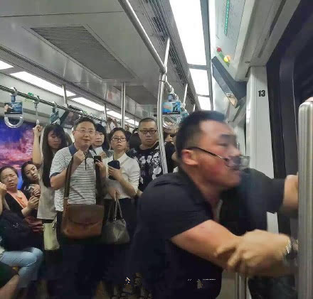 地铁有人打架 这大叔的表情好迷离