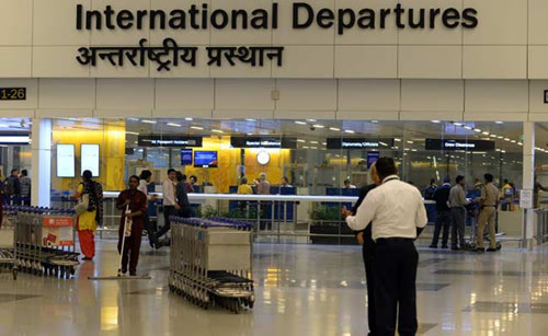 印度新德里国际机场突然发生放射性物质泄漏事件,引起机场人群恐慌.
