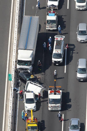 日本首都高速公路发生严重交通事故10人受伤