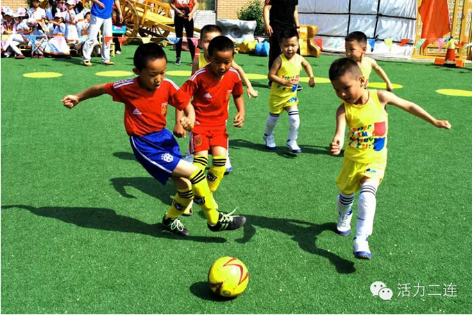 二连浩特市开展中蒙幼儿足球趣味活动