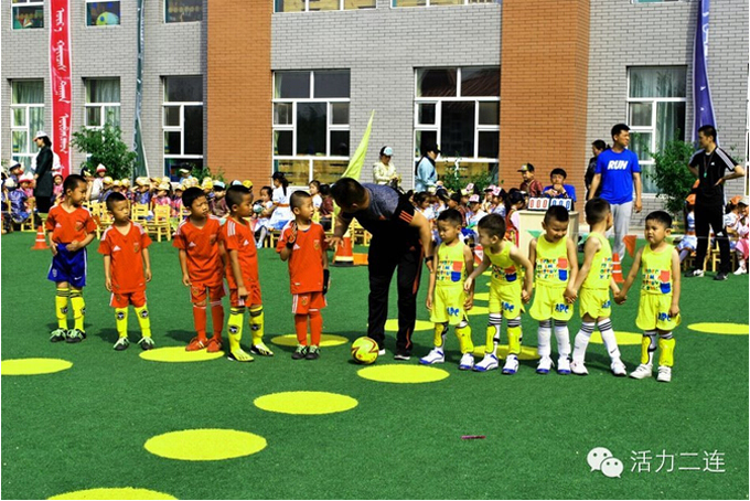 二连浩特市开展中蒙幼儿足球趣味活动