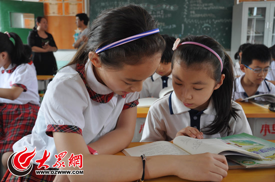 东障中心小学四年级的学生和来自山师大附小四年级九班的结对子小朋友