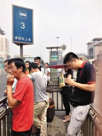 其它 正文  昨日,蒲黄榆,一位出租车司机边开车边抽烟.