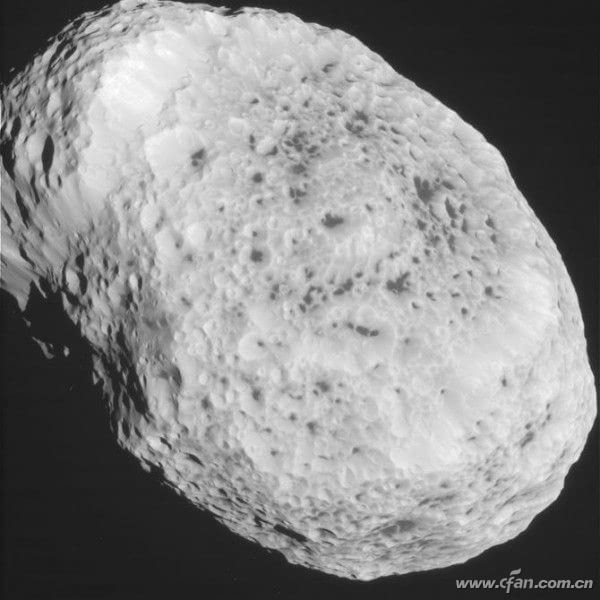 卡西尼号接近土卫七 成功拍摄海绵状表面