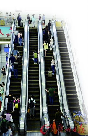 在广州火车站的手扶电梯上经常可以看见拉着大件行李的乘客.