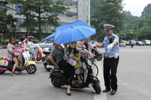 柳州交警整治行人 非机动车违法行为继续