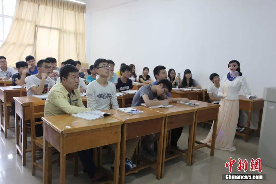 6月3日,一台美女机器人"小美"在九江学院厚德楼的一间教室里为学生