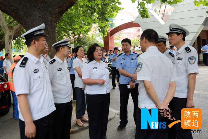 西安市公安局副局长,西安市交警支队支队长王海玲在铁一中考点外现场