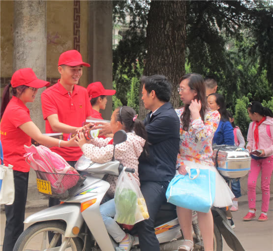 云南包装厂团委开展世界环境日志愿者活动-